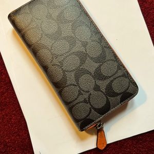 NWOT Beautiful coach women/ men's wallet. Gray/Blk/ Orange